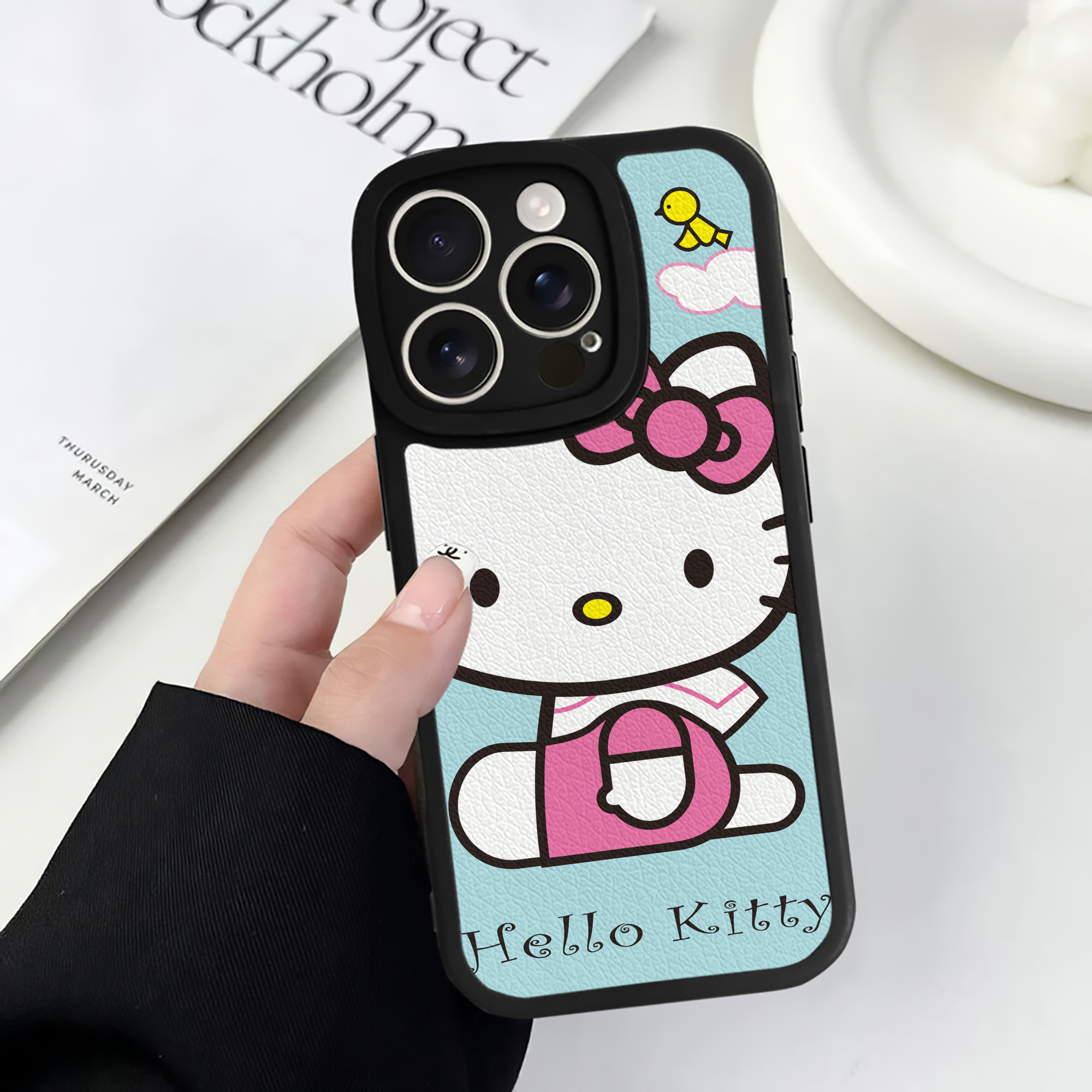 （画像用） Hello Kitty ハローキティ 【iPhone 16シリーズ対応】シリコンスマホケース（レザー調） 材質：シリコン